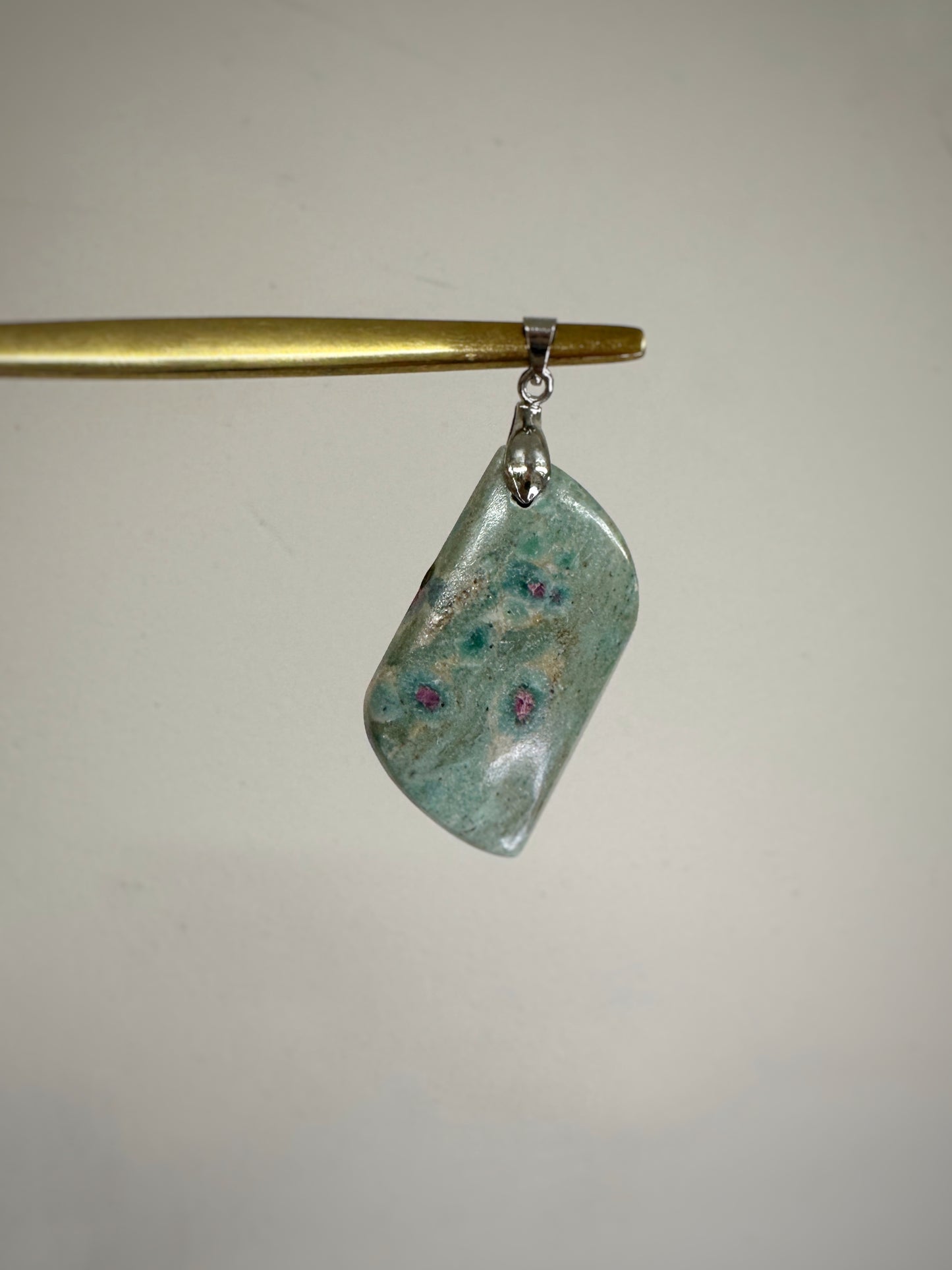 Colgante Rubí en Fuchsita - Piedra de la sanación y coraje