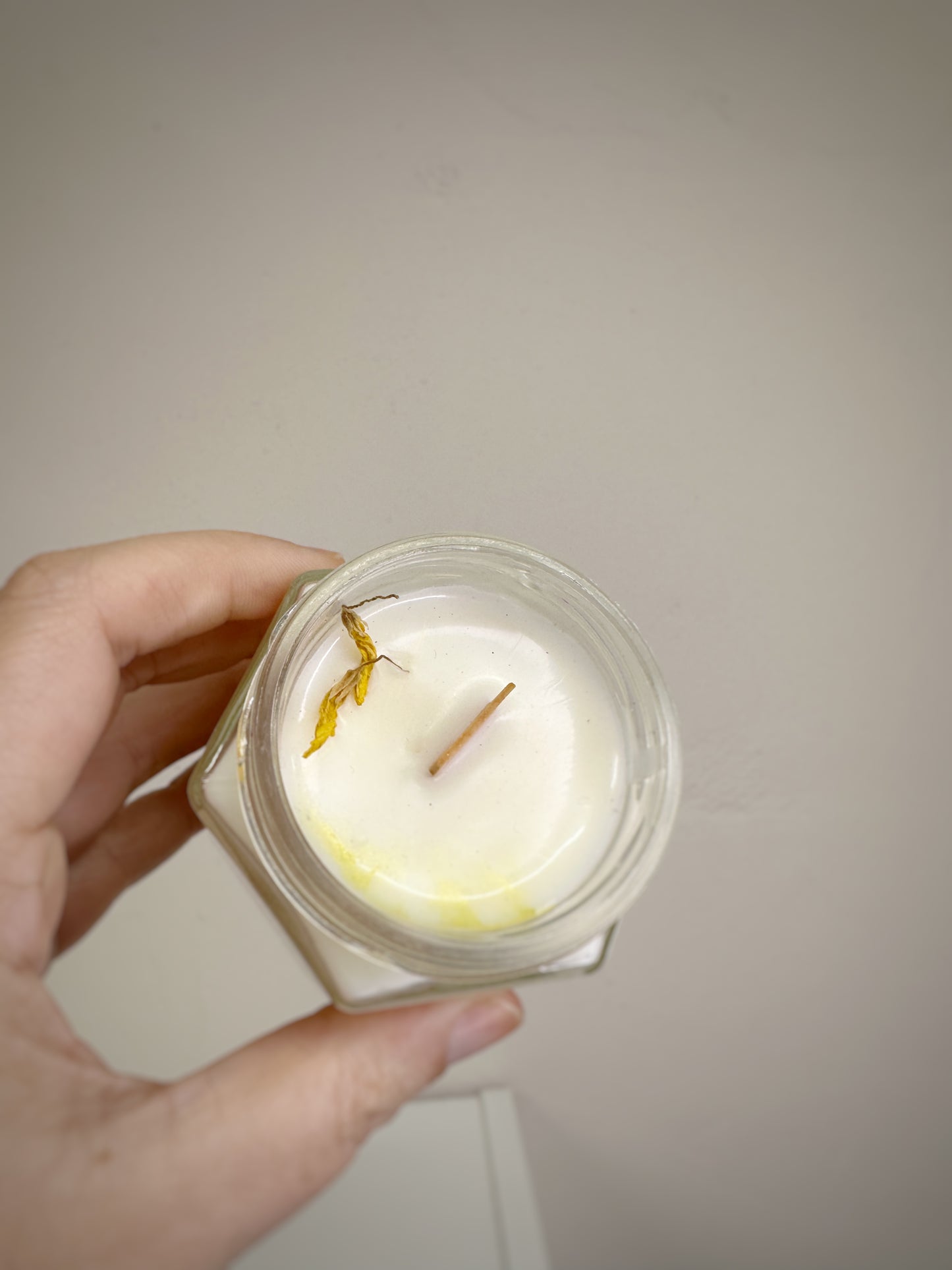 Vela hexagonal Alegría - Vela de soja cítrica